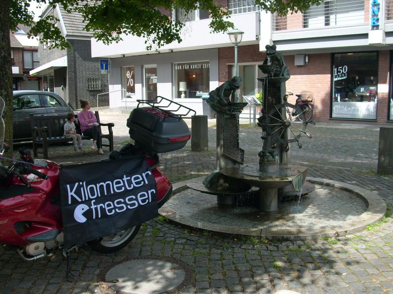 Froschbrunnen des Raesfelder Künstlers Hermann Kunkler, Raesfeld, N51.76943 E6.83910  .JPG