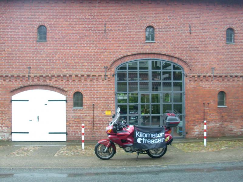 Oldtimer im Stall, Bredstedt, N54.61605, 8.96580.JPG