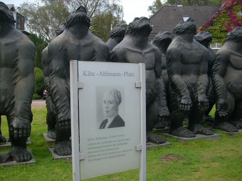 Affenmenschen (Skulptur) auf dem Käte-Ahlmann-Platz_2.JPG