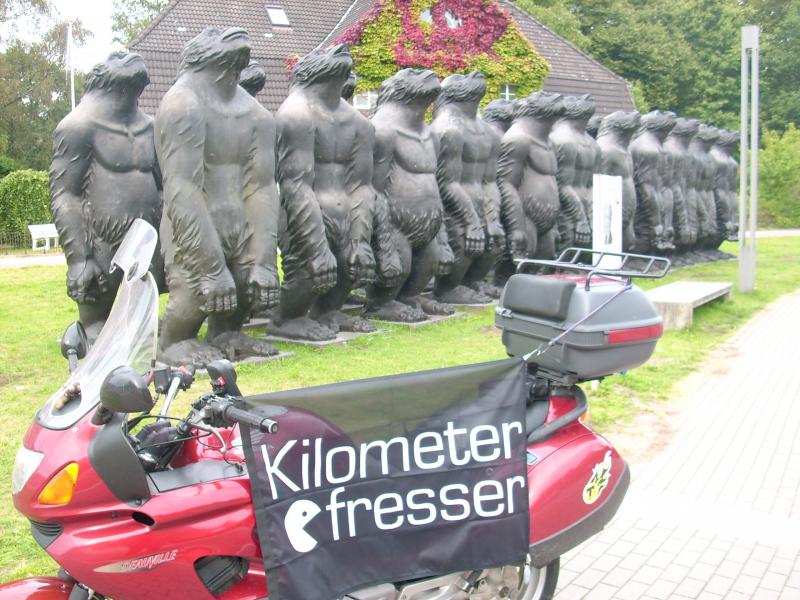 Affenmenschen (Skulptur) auf dem Käte-Ahlmann-Platz, Büdelsdorf, N54.31285, E9.66631.JPG