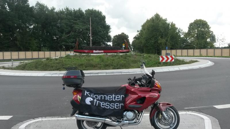 Torfkahn im Kreisverkehr, Hoogstede-Bathorn, N52.594456, E6.987734.jpg