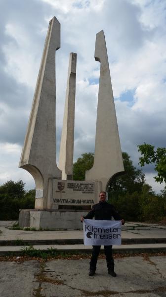 RO, Godeni, Arges, 73C, Denkmal für die Strassenarbeiter.jpg