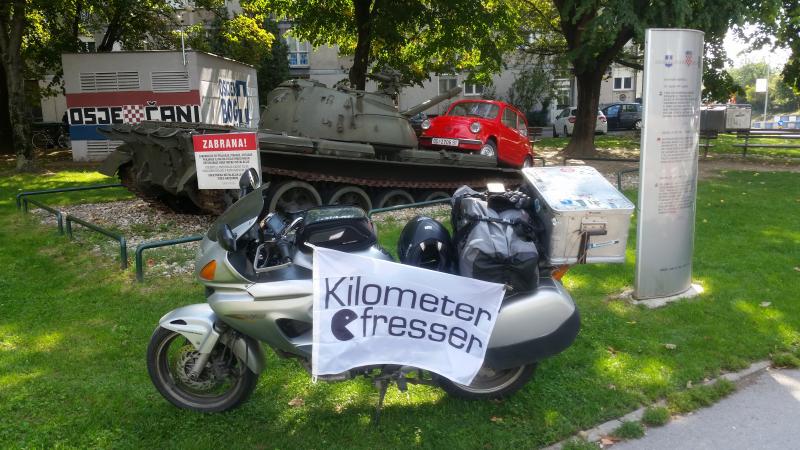 HR, Osijek, Denkmal Roter Fico 20170923 45.55468 18.69551 (2).jpg