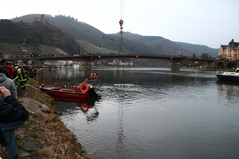Bernkastel-Kues: Auto in Mosel gerollt am 26.02.2011