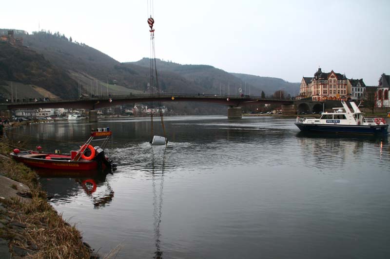 Bernkastel-Kues: Auto in Mosel gerollt am 26.02.2011