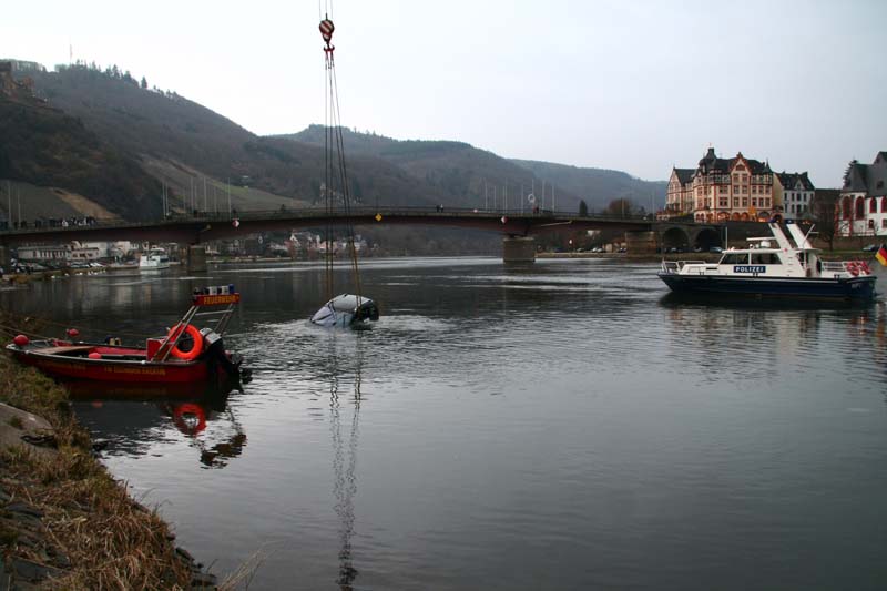 Bernkastel-Kues: Auto in Mosel gerollt am 26.02.2011