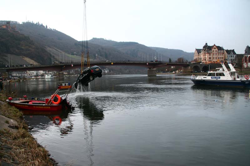 Bernkastel-Kues: Auto in Mosel gerollt am 26.02.2011