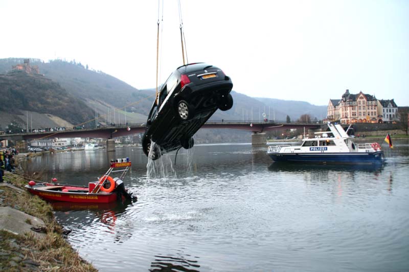 Bernkastel-Kues: Auto in Mosel gerollt am 26.02.2011
