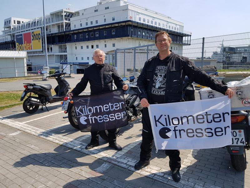 D, Fehmarn, Puttgarden, Neuer Skandinavienkai, Motorradparkplatz Border Shop 20180601_113347 54.50344 11.22538 (1).jpg