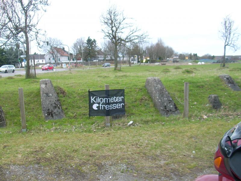 Panzersperre Westwall, Herzogenrath_N50.843933, E6.074321.JPG