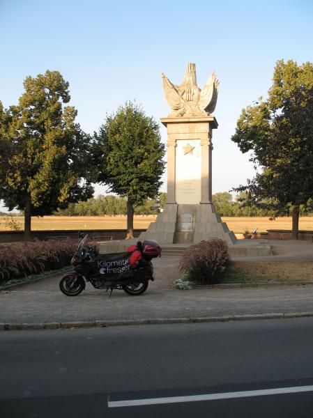 Denkmal der Begegnung sowjetischer und US-amerkanischer Truppen WW II, Torgau, N51.559664, E13.009292.JPG