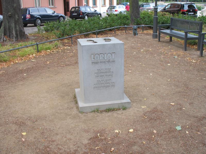 Waldmops beim Loriotdenkmal, Brandenburg an der Havel2.JPG