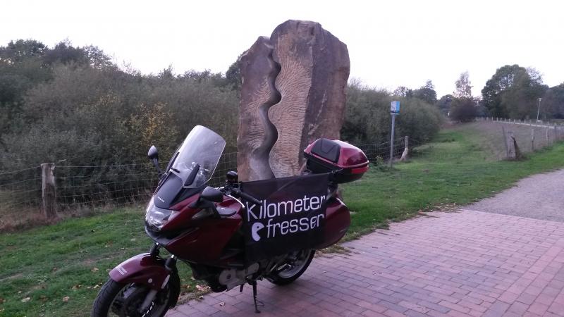 Skulptur im fluss, Essen (Oldbg.), N52.717411, E7.934335.jpg