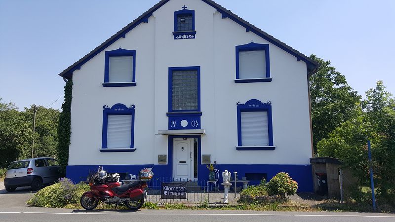 blauweißes Haus.jpg