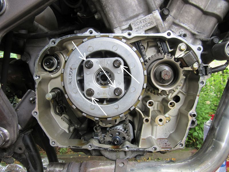 Kupplungswechsel Honda Deauville NT 650V<br />Andruckplatte mit der offenen Lagerseite nach Außen und dann gleichmäßig verschrauben.