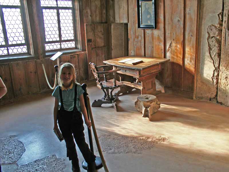 Das Zimmer von Martin Luther auf der Wartburg. Da liegt ein Walknochen im Zimmer.