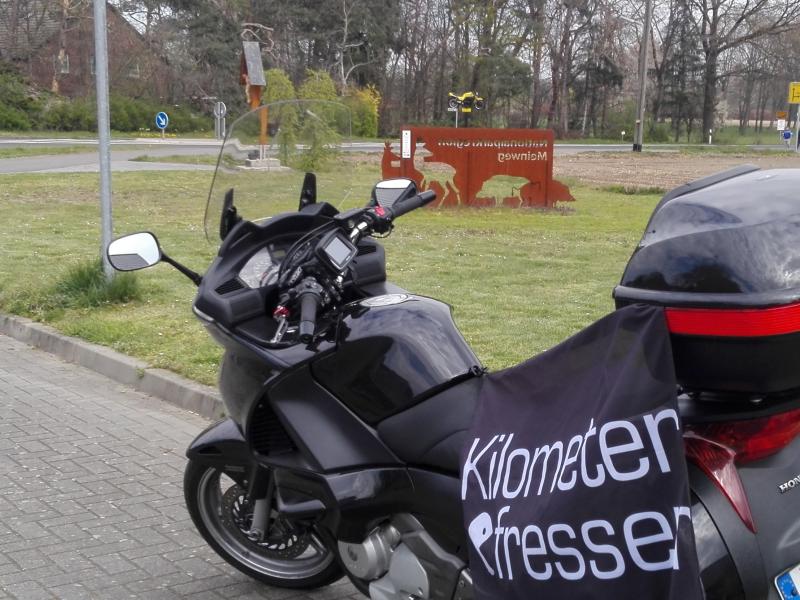 In der Ferne sieht man ein Motorrad auf der Stange