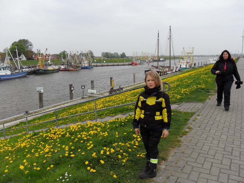 Tina und ich am Hafen von Greetsiel