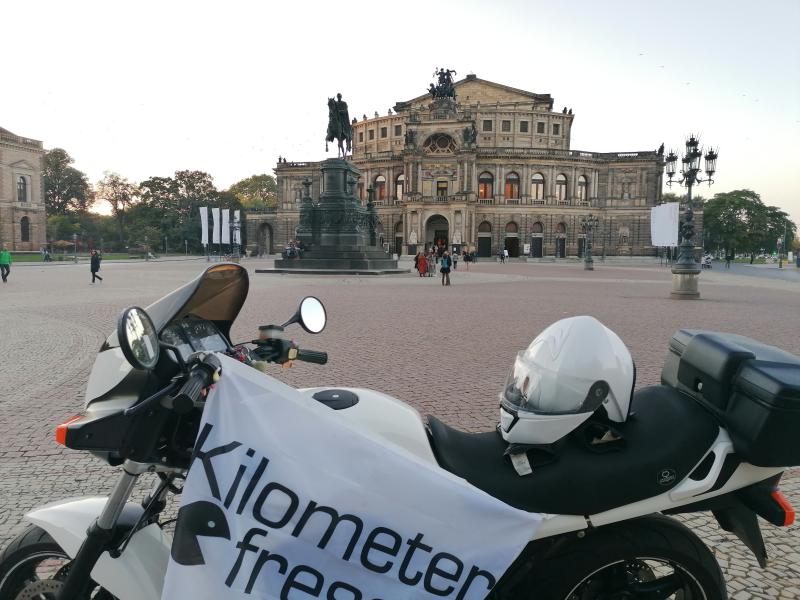 Sachsen, Dresden, vor der Semperoper.