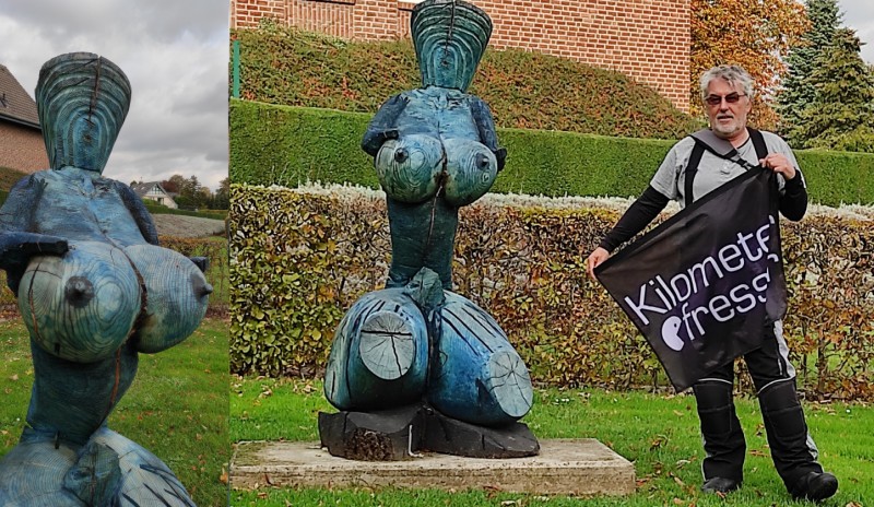 "You're staring at my tits, aren't you?" Urban Stark ... Skulptourenpark Rees