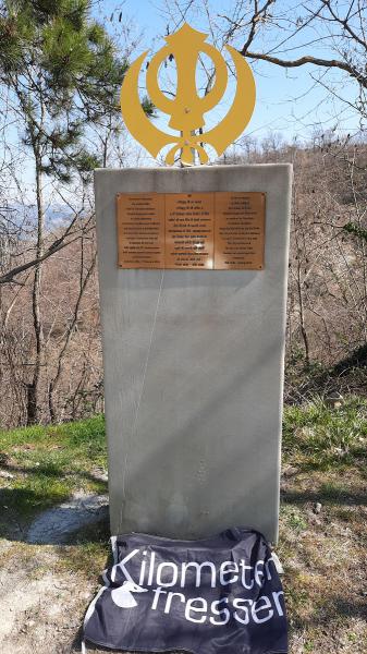 Sikh Memorial Toskana 44.072763, 11.671088.jpg