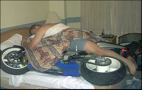 Typ mit seiner Karre im Bett.png