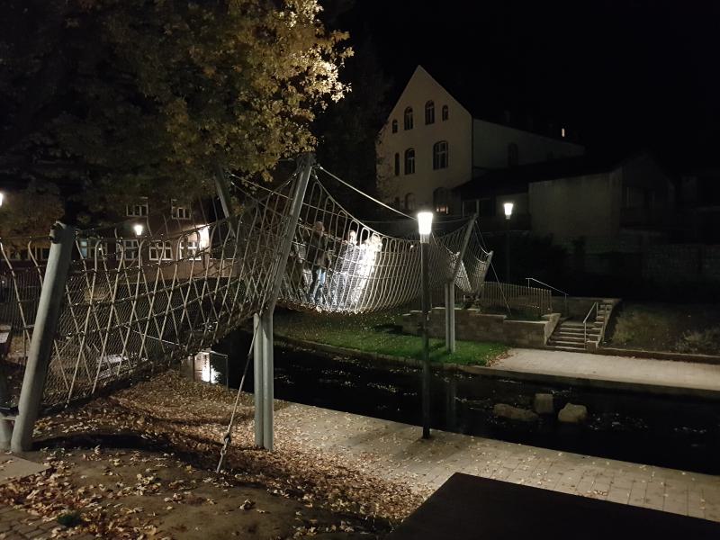 D, Bad Salzuflen, Seilbrücke über die Salze am Salzhof 52.083910, 8.746387 20221018_221614 - 2.jpg