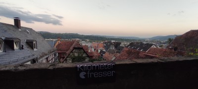 Fahne auf der Mauer!