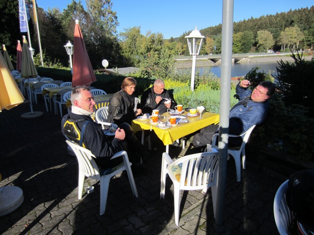 Kaffee und hausgemachten Kuchen auf der Sonnenterasse (Campingplatz Sorpe -Amecker Damm)