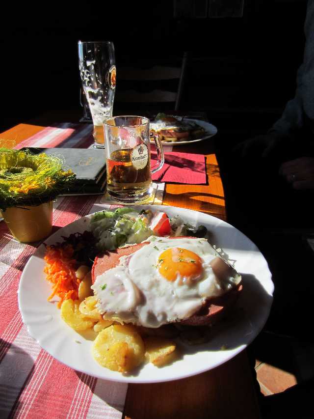 Schweden-Hütte ..Leberkäs mit Röstkartoffeln, Spiegelei und Salat :)<br />http://www.schweden-huette.de/html/die_schwedenhutte_liegt_im_ski.html