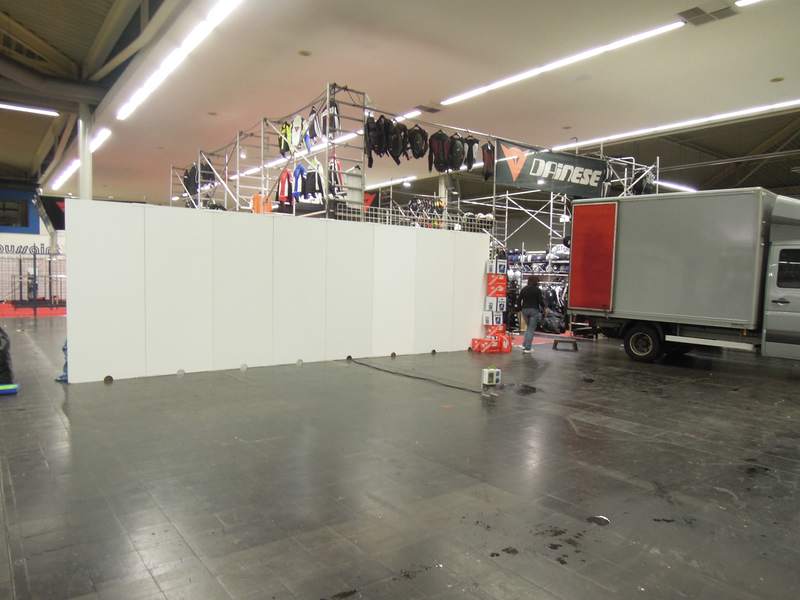 Letzter Messetag 20:00 Uhr<br />Viele flinke Hände haben alles wieder in den Sammeltaxis verstaut, und wieder haben Ingo und Wolfgang noch die Arbeit das Ganze wieder unterzubringen.