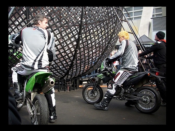 ...und bis zu drei weitere Kumpel <br />in der &quot;Todeskugel&quot;.