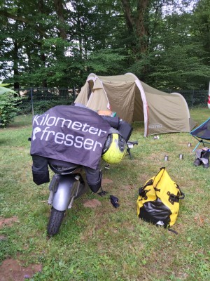 Donzenac Camping La Rivière Fahne.jpg