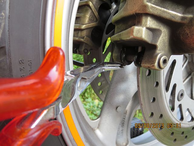 Honda Deauville NT650V -Federbleche der Bremsbeläge wechseln--Splint nach unten rausziehen.
