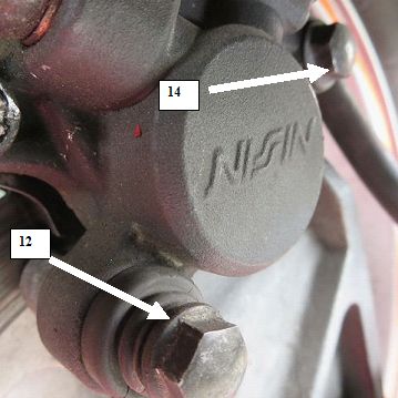 Honda Deauville NT650V -Federbleche der Bremsbeläge wechseln--Als zusätzliches Werkzeug wir ein abgewinkelter 14er Schlüssel benötigt