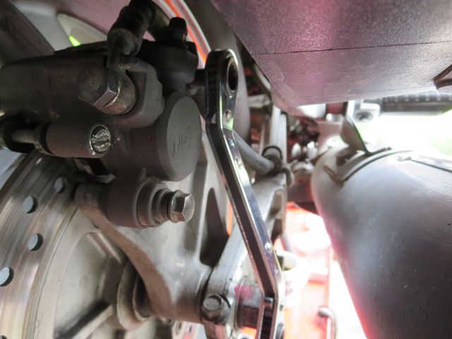 Honda Deauville NT650V -Federbleche der Bremsbeläge wechseln