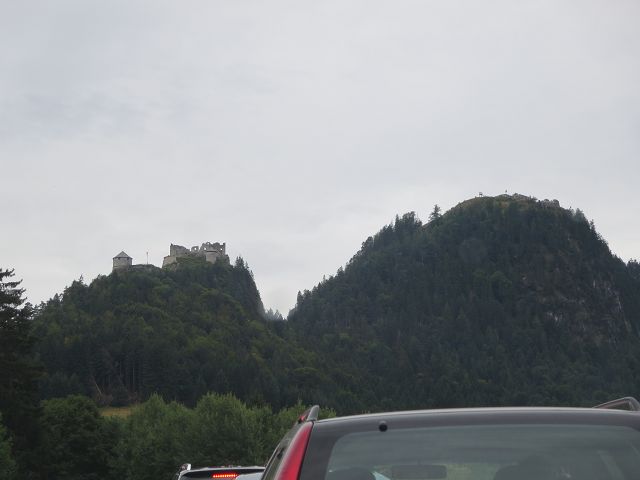 Auf dem rechten Berg ist die Ruine Schloßkopf