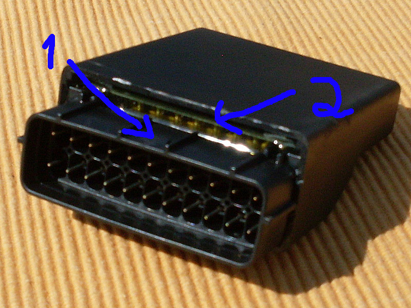 Honda Deauville NT650V (RC47) - Zuendeinheit<br />Honda Art. Nr. 30410MBLD01<br />1: Clip mit dem der Stecker des Kabelbaums arretiert wird<br />2: Die Platine ist komplett mit Harz vergossen, um die Wasserdichtigkeit des Steuergeräts zu erhöhen. Negativer nebeneffekt: Eine Überprüfung bzw Reparatur ist somit ausgeschlossen. Defekte Zündeinheiten müssen getauscht werden.