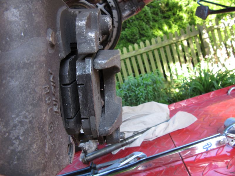 Bremsscheibe wechseln bei Honda Deauville NT650V<br />Schade aber notwendig, die müssen erneuert werden.