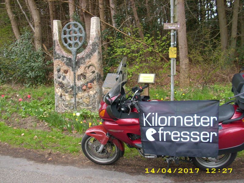 Skulptur mit Fahne