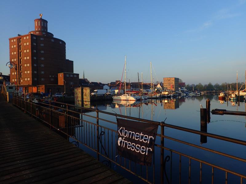Eckernförde Hafen mit Rundspeicher.JPG