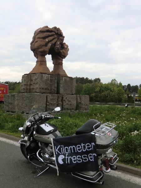 76.1 Die Wölbung der Hände.jpg