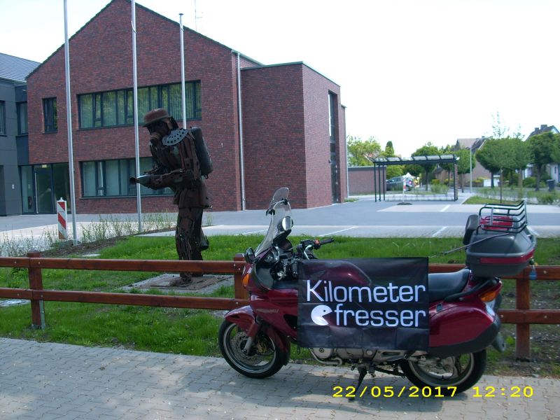 Skulptur Feuerwehr Harsewinkel, N51.958948, E8.223106_kl.jpg