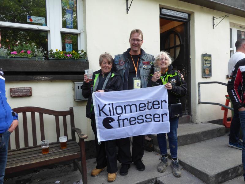 IOM, Union Mills, Railway Inn, Gilian Ford und Carol Hillier.JPG